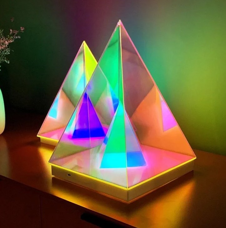 ライト付きピラミッド - テーブルランプとして使える 3D LED