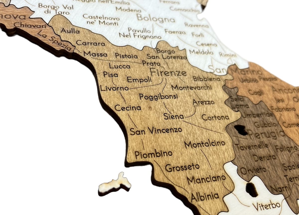 都市名入りイタリア地図 - 木製の壁 3D/2D イタリア地図 壁に貼られた