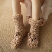Calcetines mullidos y cálidos con forma de osito de peluche para mujer, ideales para estar en casa.
