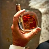 Whiskey glas - unieke bourbon glazen beker met sigarenhouder 260ml