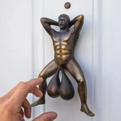 Hauska ovenkolkutin - outo kepponen ovenkolkutin - Mies roikkuvien pallojen kanssa