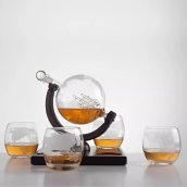 Globe dekanter hajóval - Whisky kancsó fa állvánnyal + 4 pohár + 9 kő