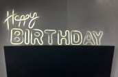 Happy BIRTHDAY logó - LED fényreklám a falon