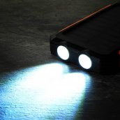 Banc cumhachta gréine (ceallraí) uiscedhíonach - charger fón póca seachtrach 10000 mAh