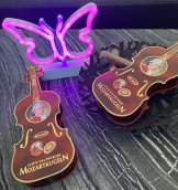 Metulj - osvetljen neonski LED logotip s stojalom
