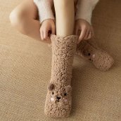Calcetines mullidos y cálidos con forma de osito de peluche para mujer, ideales para estar en casa.