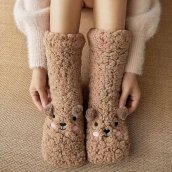 Calcetines mullidos y cálidos con forma de osito de peluche para mujer, ideales para estar en casa.