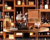 Globe dekanter hajóval - Whisky kancsó fa állvánnyal + 4 pohár + 9 kő