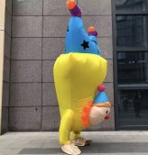 Felfújható jelmez - Jester (Clown) kabalabohóc legyezővel