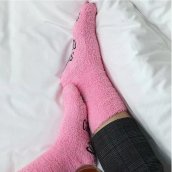 Ženske tople pamučne čarape - Donesite mi kafu - Smiješne roze neklizajuće čarape