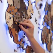 Mapa de pared de madera LED con retroiluminación LED RGB (aplicación móvil + control remoto) - 250x160 cm