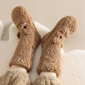 Calcetines mullidos y cálidos con forma de osito de peluche para mujer, ideales para estar en casa.
