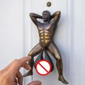 Hauska ovenkolkutin - outo kepponen ovenkolkutin - Mies roikkuvien pallojen kanssa