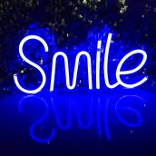 SMILE - neonovy LED svietiaci nápis na stenu visiaci