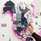 Mapa LED de colores para pared de madera 3D gris - (Aplicación móvil + control remoto) - 250x160 cm