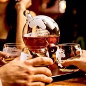 Globe dekanter hajóval - Whisky kancsó fa állvánnyal + 4 pohár + 9 kő