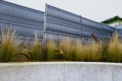 Plastová výplň pletiva a panelov z PVC lišty - 3D pásy do plotov Sivá farba