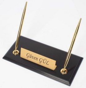 Pennhållare för skrivbord - trä med svart bas med guldskylt + 2 guldpennor
