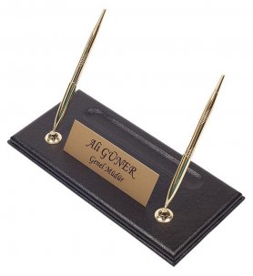 Stojak na długopisy wykonany ręcznie z czarnej skóry ze złotą tabliczką na nazwisko + 2 złote długopisy