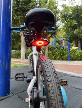 Galinis dviračio žibintas su posūkio signalais belaidžiu būdu su 32 šviesos diodais + garso efektas 120 dB