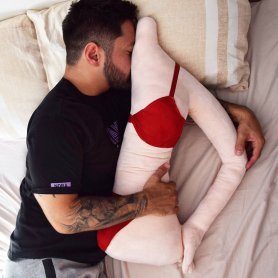 Girlfriend pillow - itulak ang sleeping cushion para sa mga lalaki na hugis babae na may braso (kalahating katawan)
