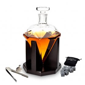 Diamant whisky karaffel sett - diamantformet deluxe karaffel 850 ml på et trestativ + 9 steiner