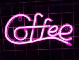 KAVA - LED neonska osvetlitev reklamnega logotipa na pasici, ki visi na steni