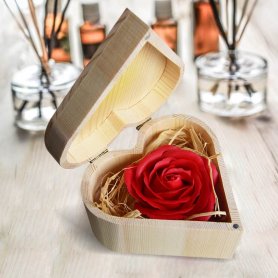 Rose in box med trähjärta - Lyxiga tvålröda rosor