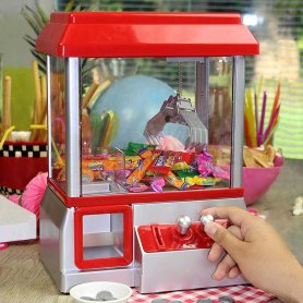 Édességautomata automaták otthon az édességek fogásához (megragadásához).