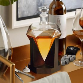 Gyémánt whiskys pohár készlet - rombusz alakú dekanter 850 ml faállványon + 9 kő