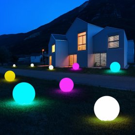 LED-kugle lysende 30 cm - 8 farver + Li-ion + solpanel + IP44-beskyttelse