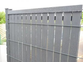 硬質パネル用フェンス用 PVC スラット - メッシュとパネル用の 3D 垂直プラスチック充填材 - グレー