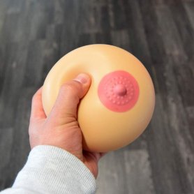 Antistresový míč či míček ve tvaru ženského prsa