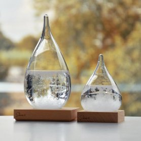 Bouřkové sklo ve tvaru kapky na dřevěném podstavci - předpověď počasí