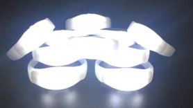 Je nach Musik blinken LED-Armbänder - weiß