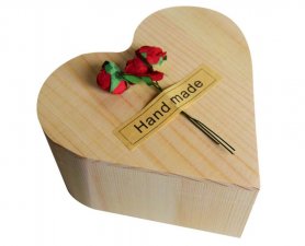 Trandafir în cutie  cu inimă de lemn - Săpun de lux trandafiri roșii