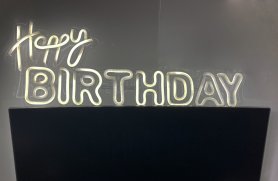 Logotip Happy BIRTHDAY - LED neonski napis na steni