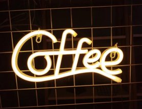 KAVA - LED neonska osvetlitev reklamnega logotipa na pasici, ki visi na steni
