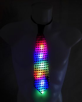 Gravata iluminada com cores RGB