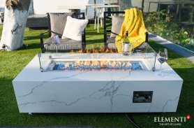 Keramický stol z bieleho mramoru ako luxusné plynové ohnisko + dekoračné sklo