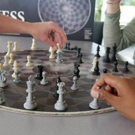 Schaken voor drie - 3 dimensionaal rond schaakbord voor 3 personen (3 man schaken) met een diameter van 55 cm