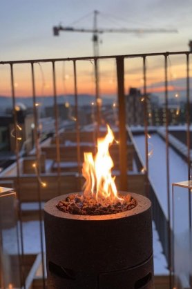 Foyer au gaz portatif de luxe - Cylindre de lave sur la terrasse en béton coulé