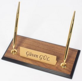 Suport stilou - bază de lemn din lemn de nuc, cu plăcuță de identificare din aur + 2 pixuri din aur