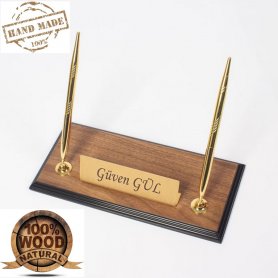 Rašiklio stovas - prabangus medinis riešutmedžio pagrindas su auksine vardine lentele + 2 auksiniai rašikliai