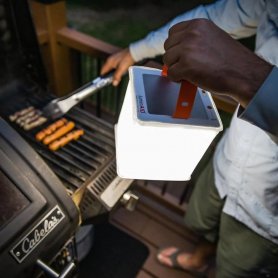 Campingowa lampa solarna - 2w1 Latarnie zewnętrzne + ładowarka USB 4000 mAh - LuminAid PackLite Titan