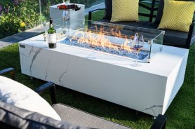 Keramický stol z bieleho mramoru ako luxusné plynové ohnisko + dekoračné sklo