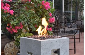 户外燃气壁炉 — 花园中的火坑由耐用的浇注混凝土制成