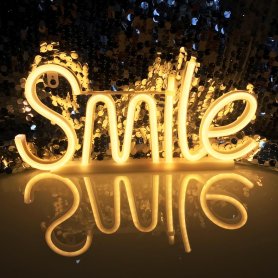 SMILE - neonski LED osvetljeni svetlobni napis, ki visi na steni