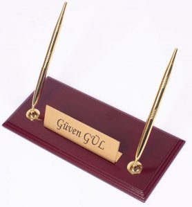 Drewniany stojak na długopisy - drewno Bordeaux + złota tabliczka z nazwiskiem + 2 złote długopisy
