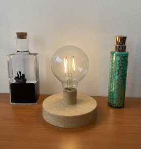 Glödlampa - LED-bordslampa på träfot (plattform)